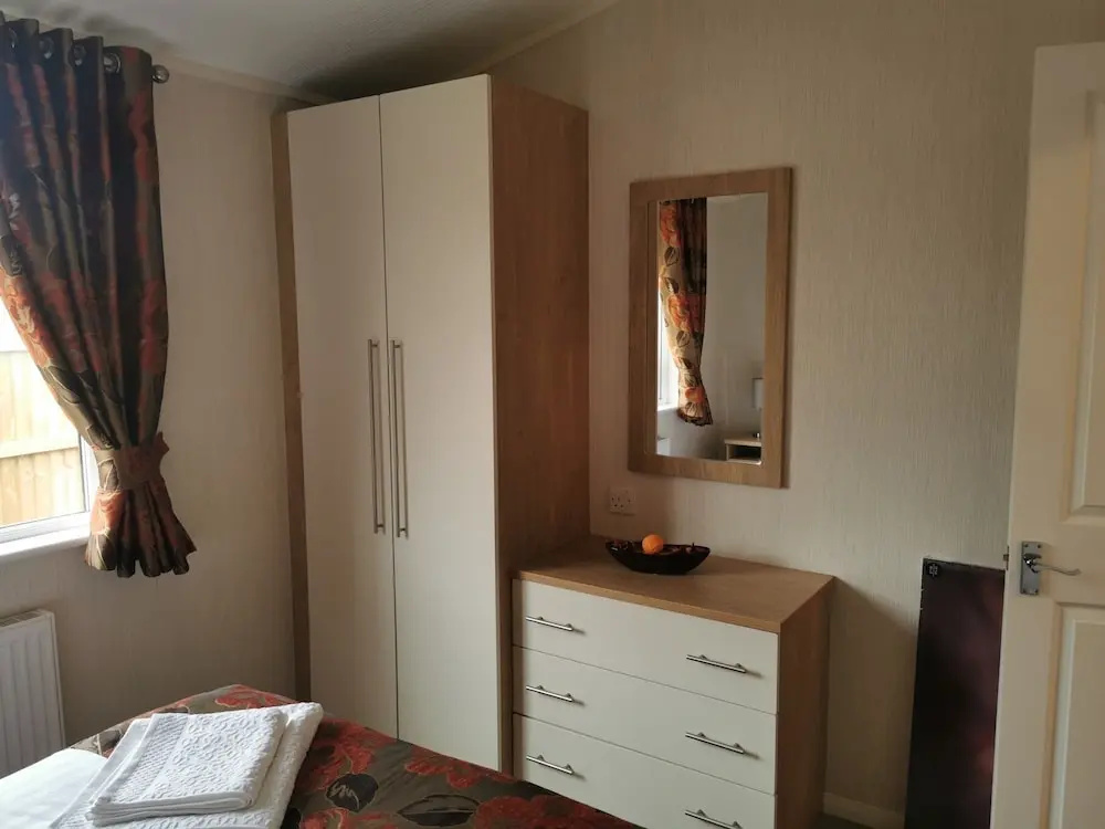2 Bed Cabin - Sleeps 4 - Pets - 5 min to Beach