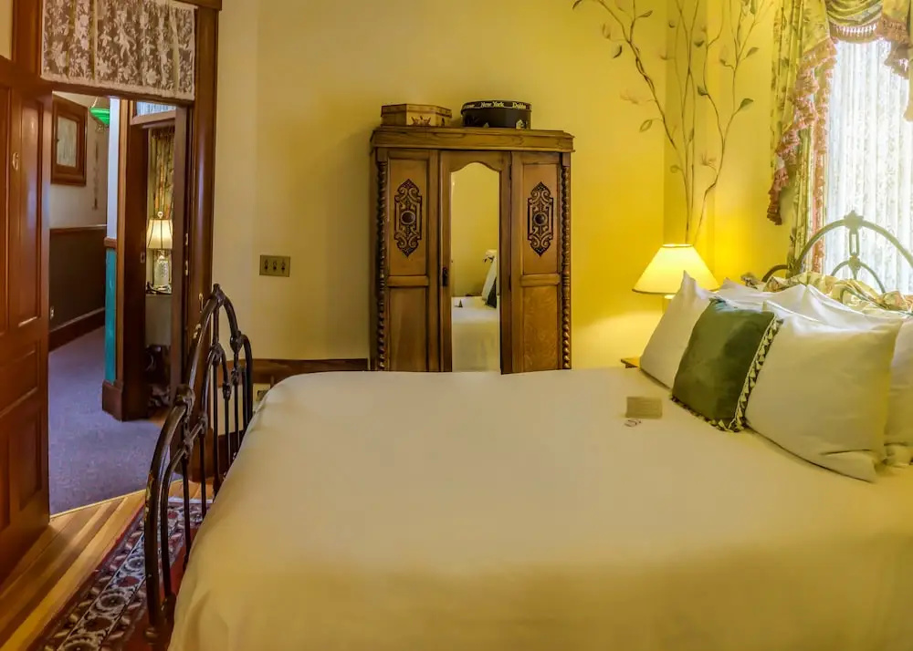 Peerless Hotel & Restaurant