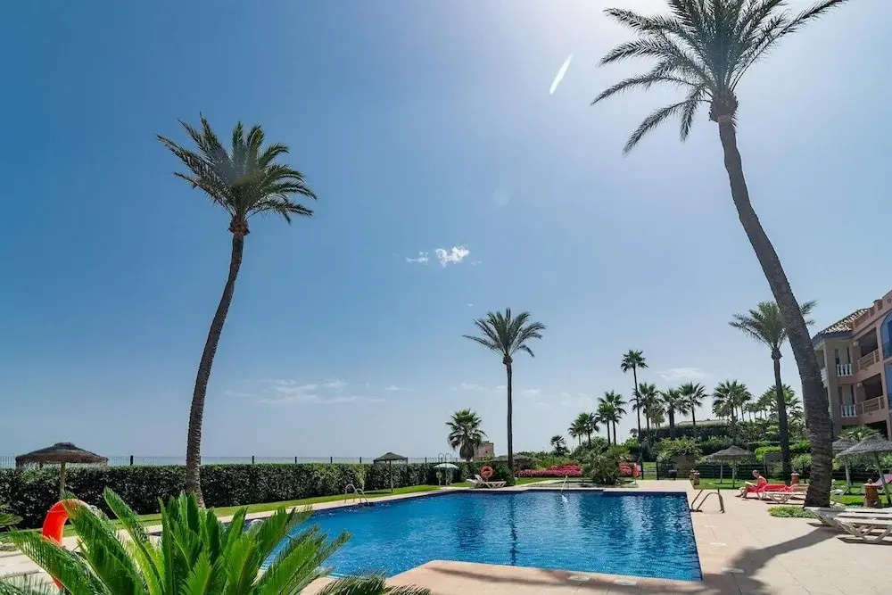 Lap- 3 bed Apartment on the Beach. Families Only