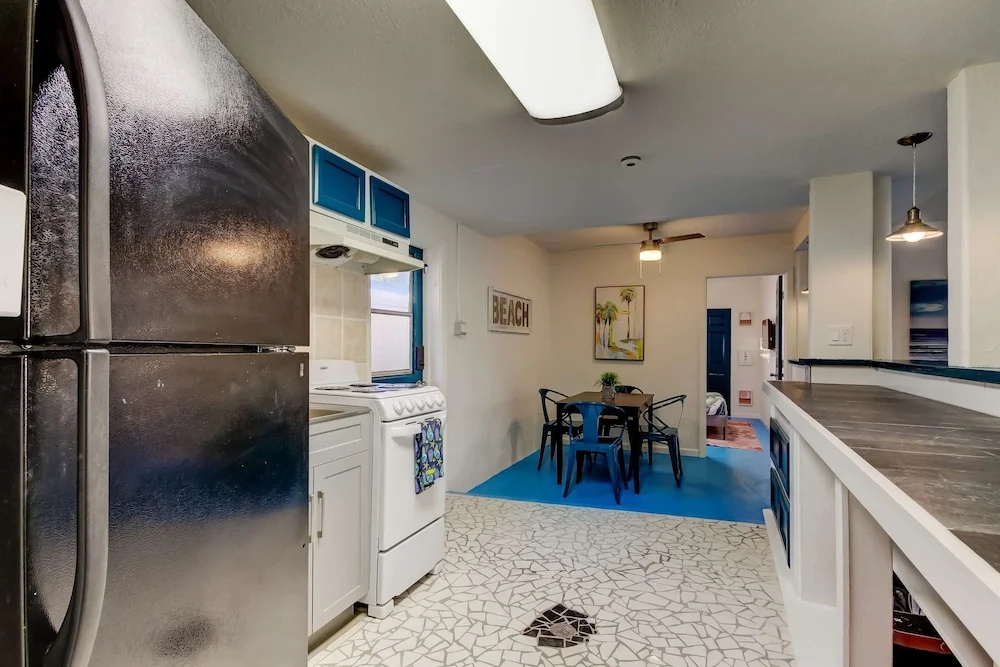 Simple Modern Gem 2 Blocks to Beach Pet Friendly