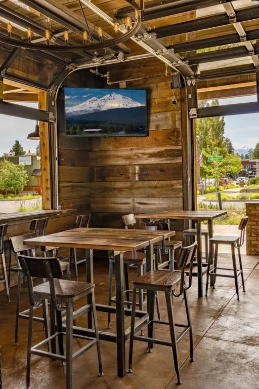 Ski Inn Taphouse Hotel