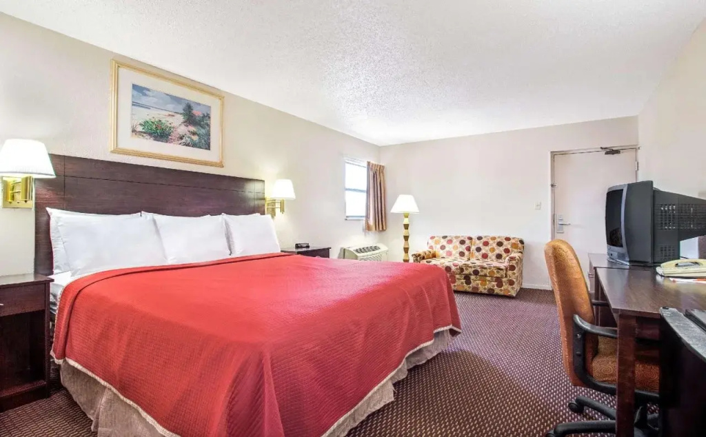 Holiday Inn Express & Suites Tampa Stadium - Airport Area by IHG