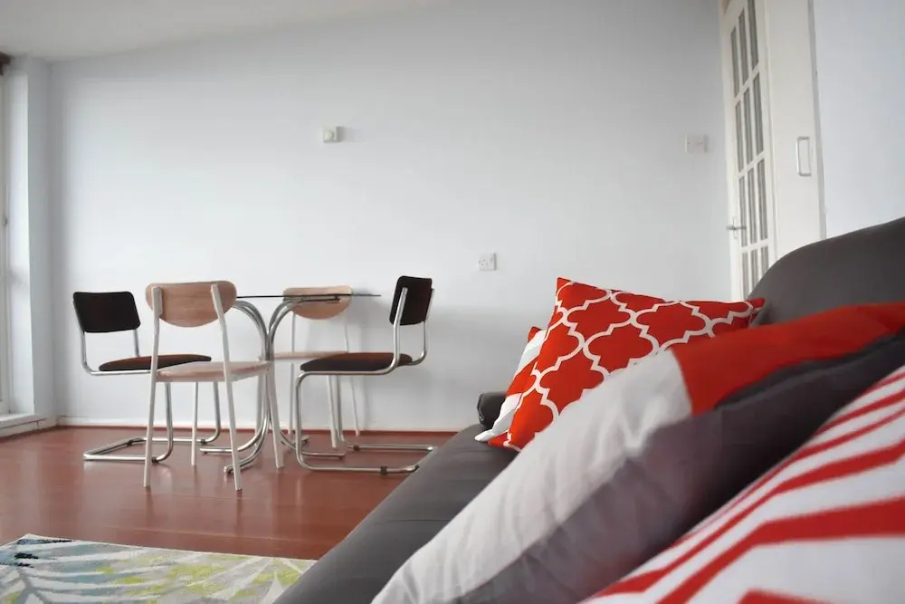 2 Bedroom Flat With Balcony Overlooking the Sea