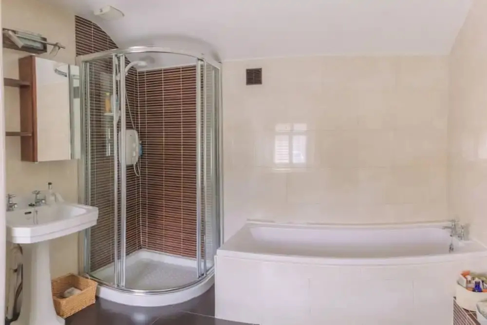 2 Bedroom House Near The Sea