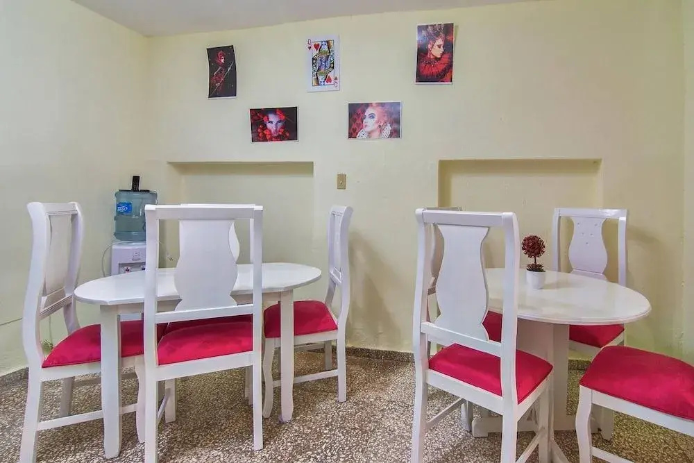 Room in Guest Room - Queen Of Hearts - Rh