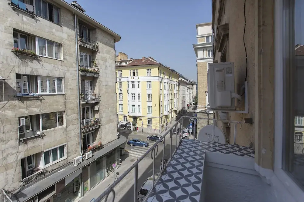 Sunny and Modern 1bdr Apartment in the Center