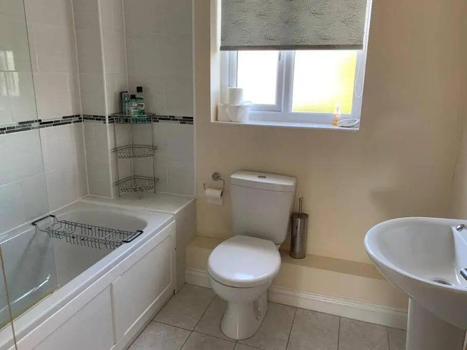 Cheerful 3 bedroom home close to beach and High St