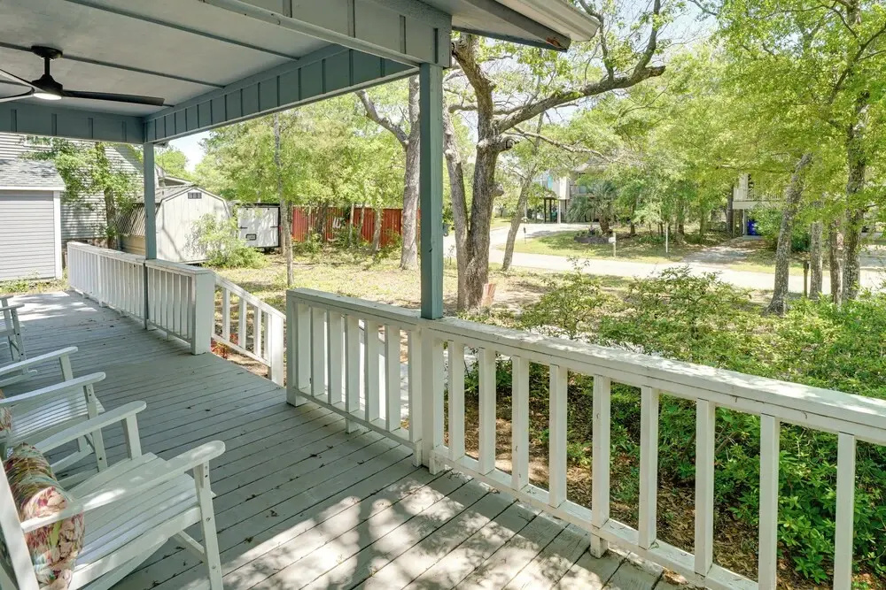 7 Blocks to the Beach: Family Oak Island Retreat