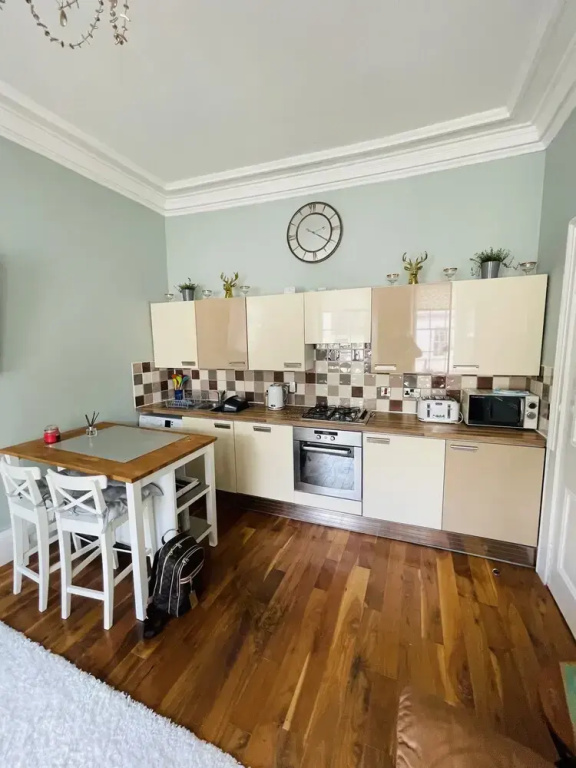 Charming 2-bedroom Apartment Located in Ayr