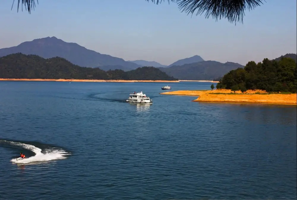 Taiping Lake Clove Garden Hotel
