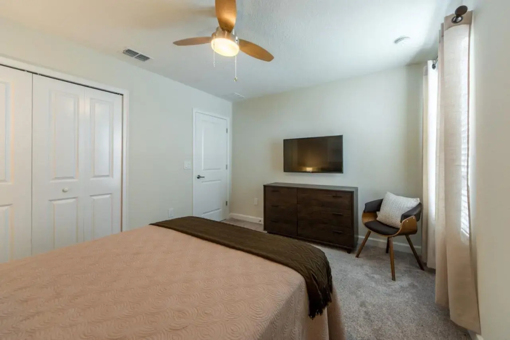 4811- IMPRESSIVE 6 BED VILLA 10 MINUTES to DISNEY, Kissimmee, US