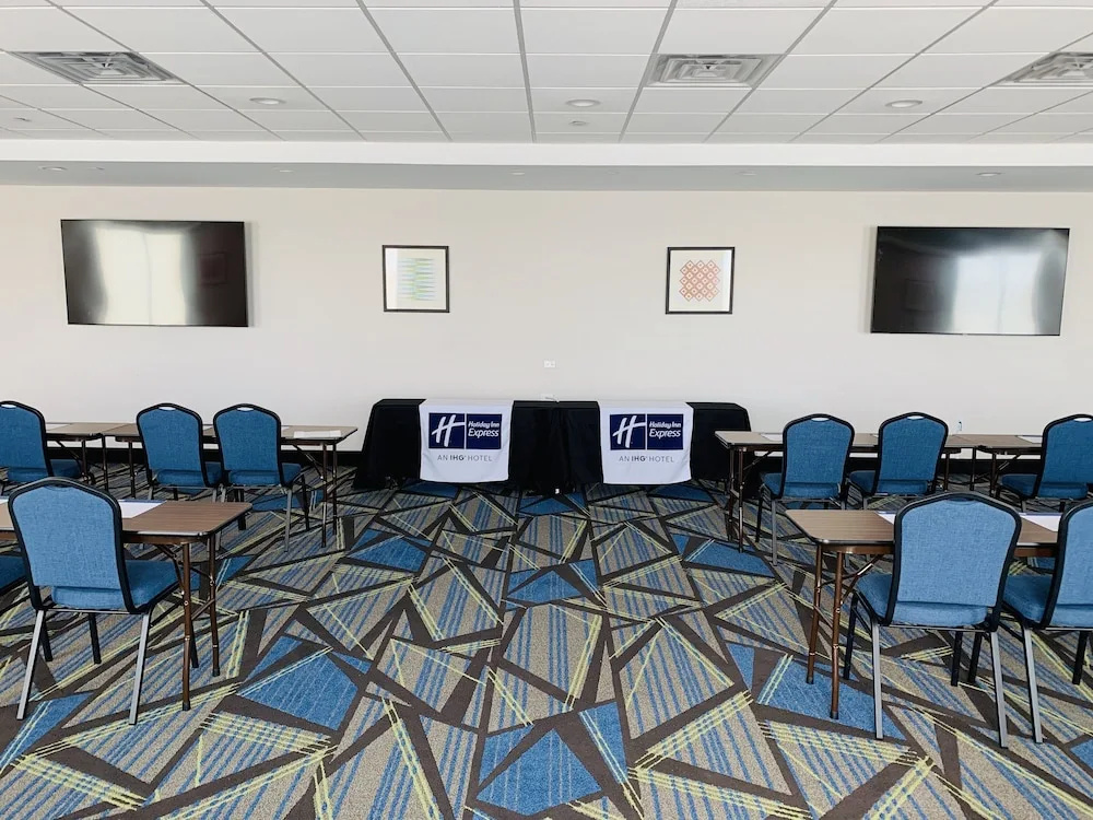 Holiday Inn Express & Suites Chicago - Hoffman Estates by IHG