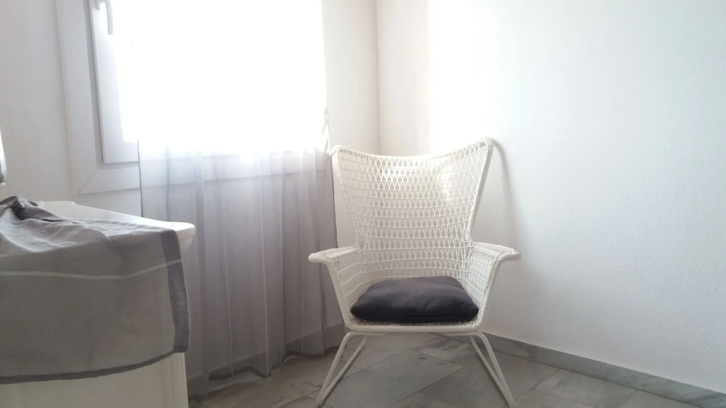 Manos Rooms