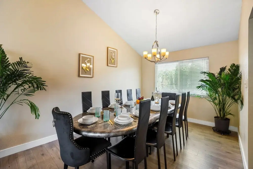 6 Beds 3 Baths Pool BBQ Near the Strip