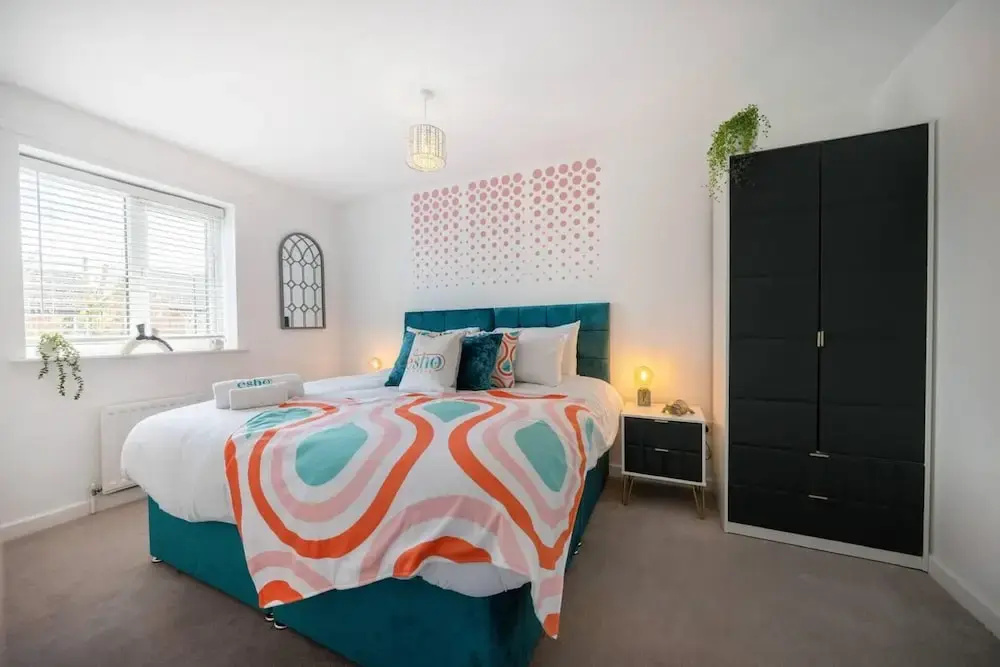 Stylish 3 bed house, large garden, Parking, WiFi - Esho Stays