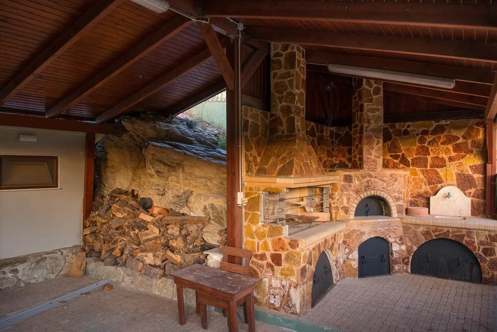 This Wonderful Residence Offers a Great Experience for up to 10 People