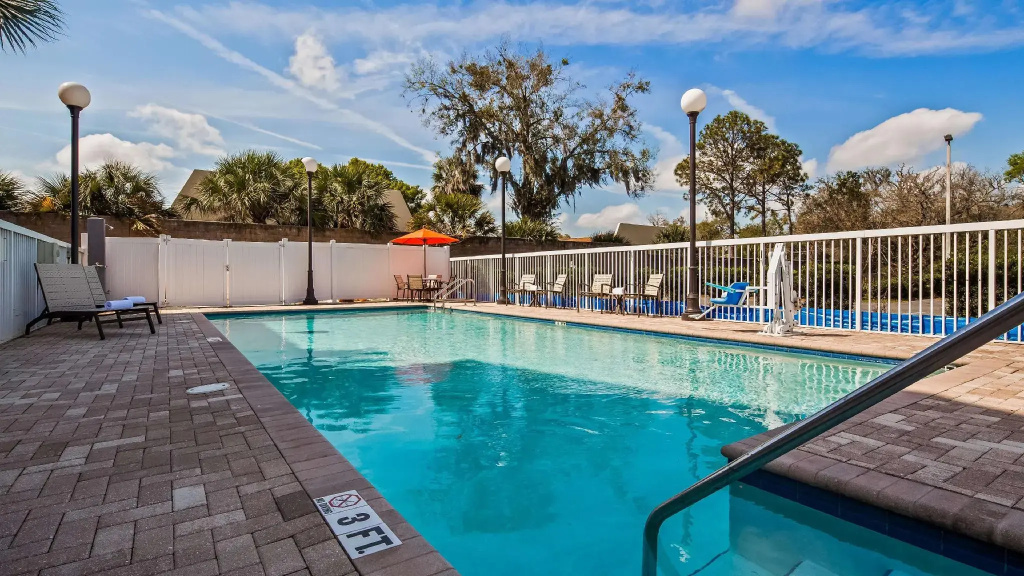 Best Western Plus Chain of Lakes Inn & Suites