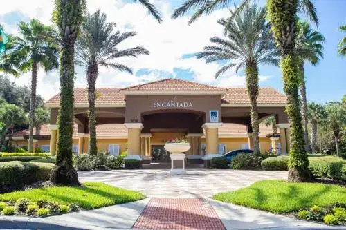 Four Bedroom w/ Pool Close to Disney 8570