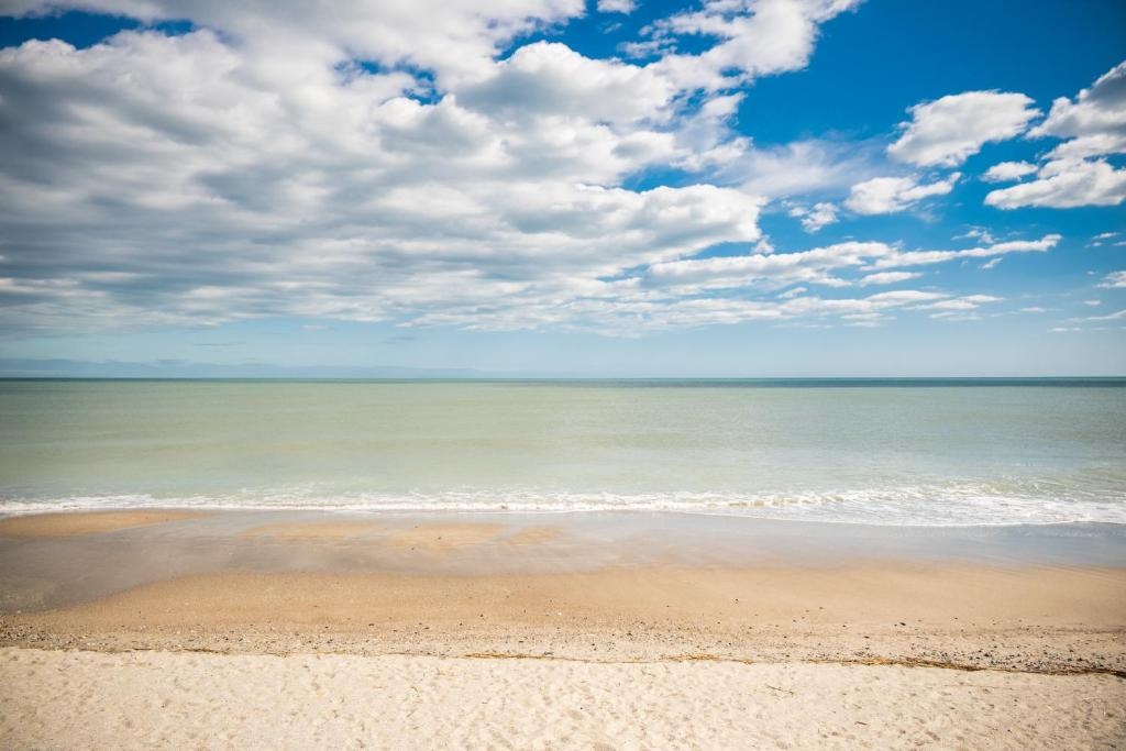 Chill\ax Inn by Oak Island Accommodations