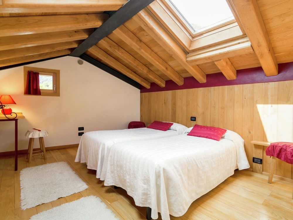 Adorable Apartment in Miane by the Lake