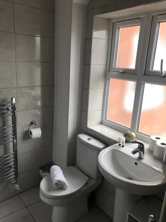 2 Bedroom Large First Floor Apartment with FREE Parking