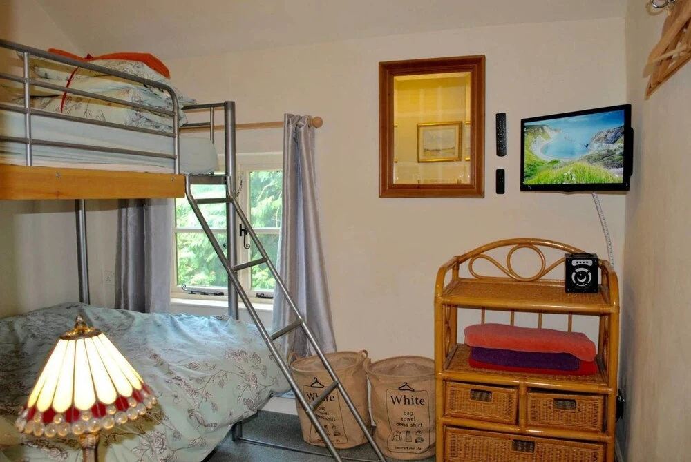 Squirrel Barn. Hi-spec. Hot tub & Wifi. Sleeps 14