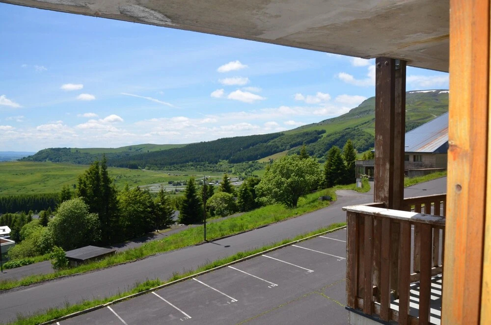 Apartment With 2 Bedrooms in Besse-et-saint-anastaise, With Wonderful Mountain View, Shared Pool and Wifi