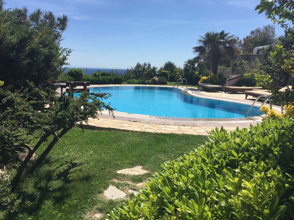 Ada Bacchus Hotel