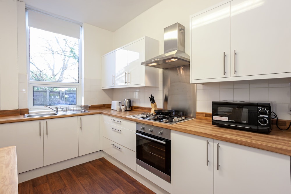 Pillo Rooms - Cosy 2 Bed House in Eccles