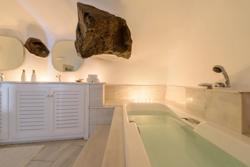 White House Villa with 3 bedrooms and amazing views at Oia