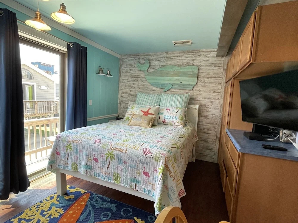 34 Sailing In A Gale Studio Bedroom Condo by RedAwning