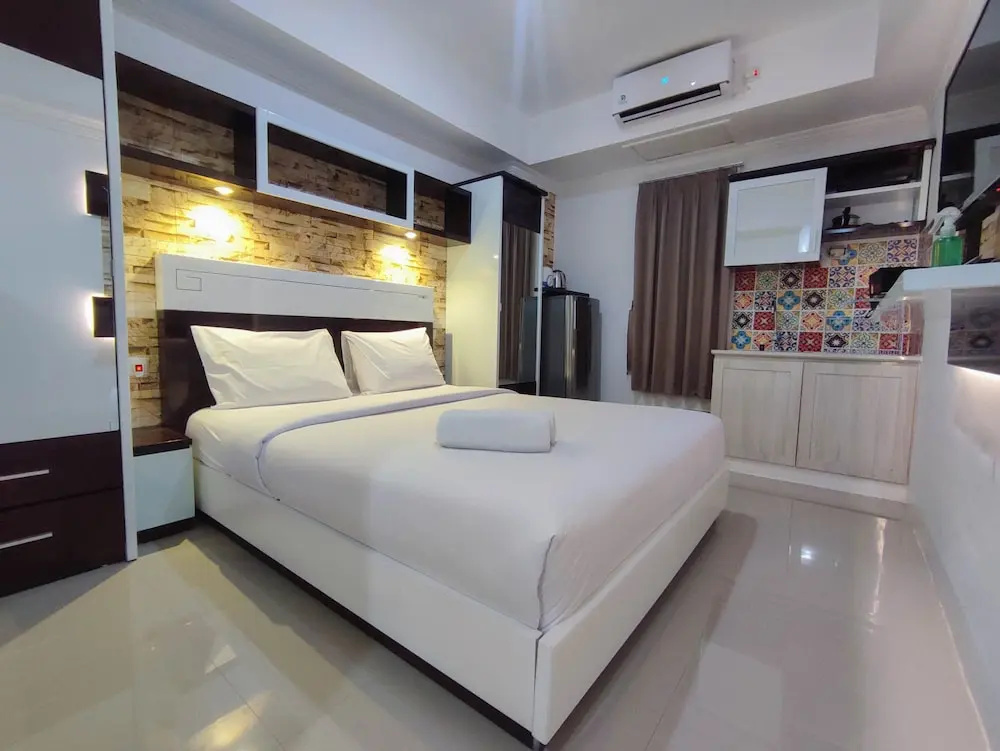 Simple And Homey Studio Room At Paltrow Apartment