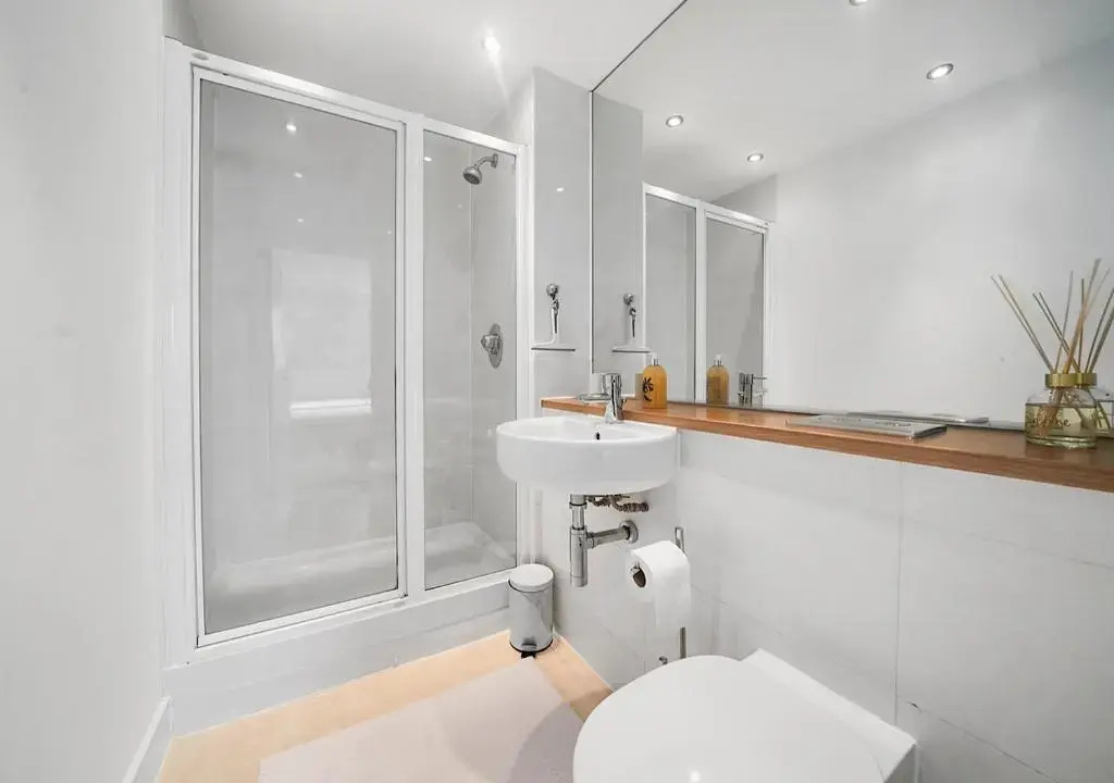 Stevenage's No1 Town Centre Apartment, Upto 5 People, With Free Car Park - Book Today