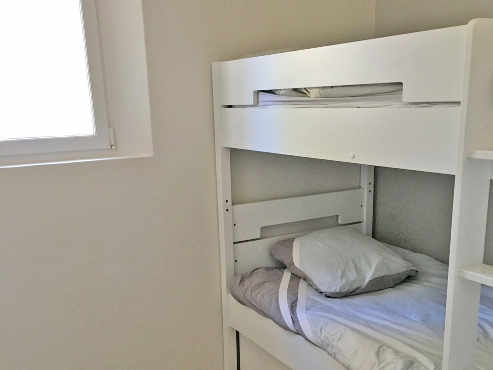 Modern Holiday Cottage With Swimming Pool and Close to Beautiful Saint-remy-de-provence