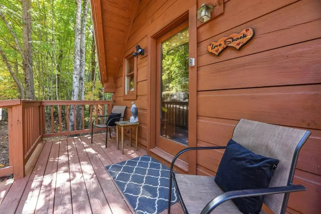 Cute Studio Cabin! Views! Private. Hot Tub. Relax!