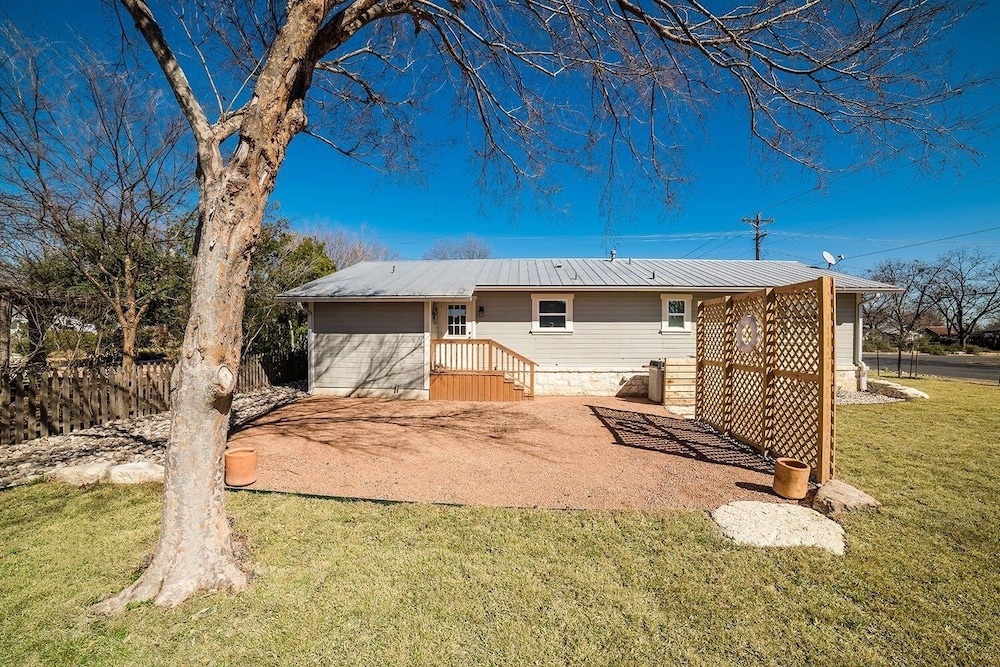 Anchorage Haus 3 Bedroom Home by RedAwning