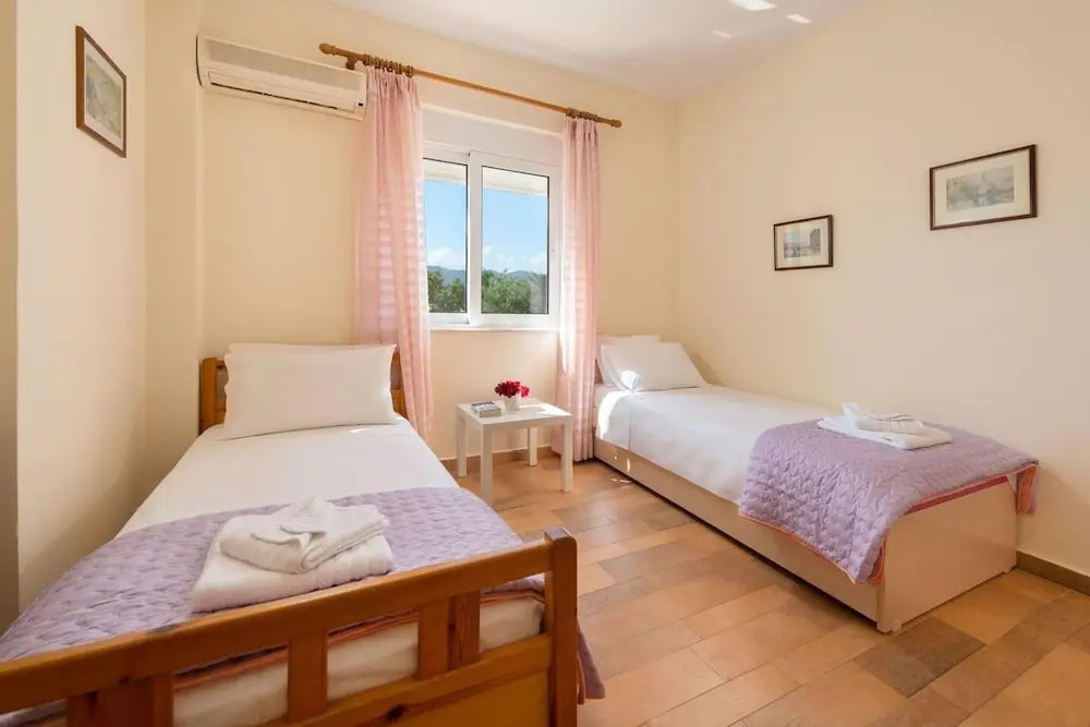 Stunning 5-bed Villa in Gennadi!