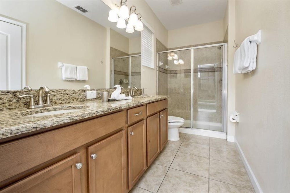 Contemporary 5 Bed 5 Bath Single Family With Upgrades
