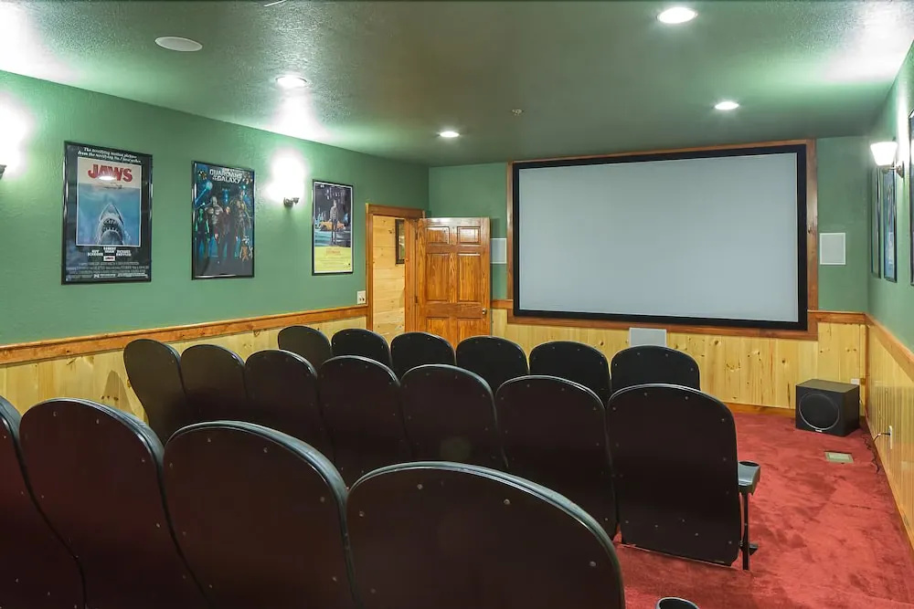 Sherwood Splash Lodge 11 Bedroom Home with Indoor Pool