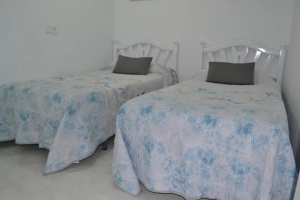Stunning 2 Bedroom Apartment Fully Refurbished With Air-conditioning