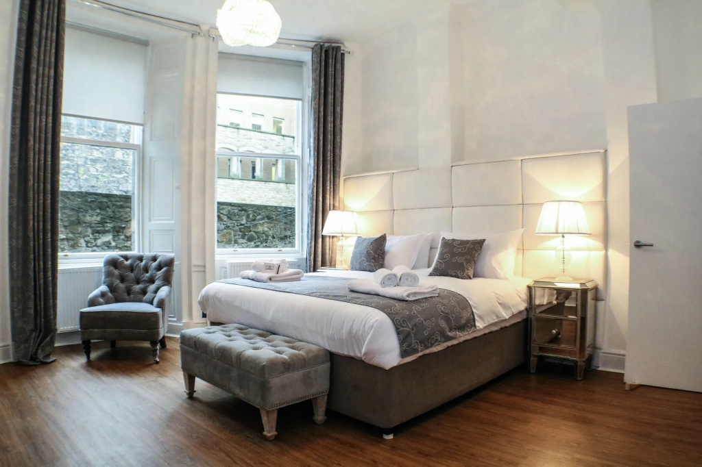 Edinburgh Castle Apartments