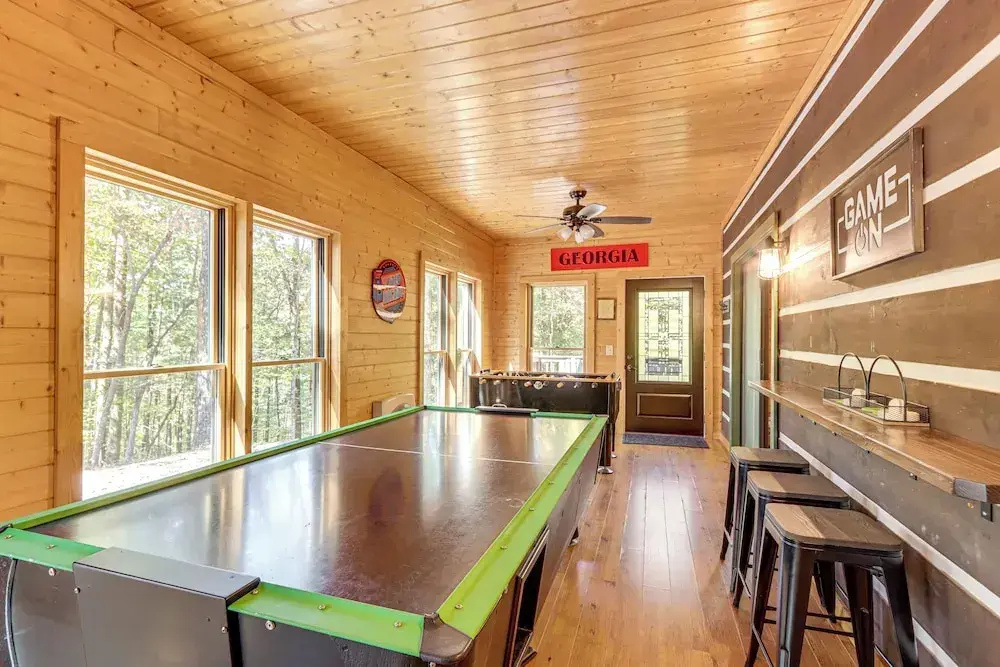 Blue Ridge Cabin w/ Hot Tub, Fire Pit, & Game Room