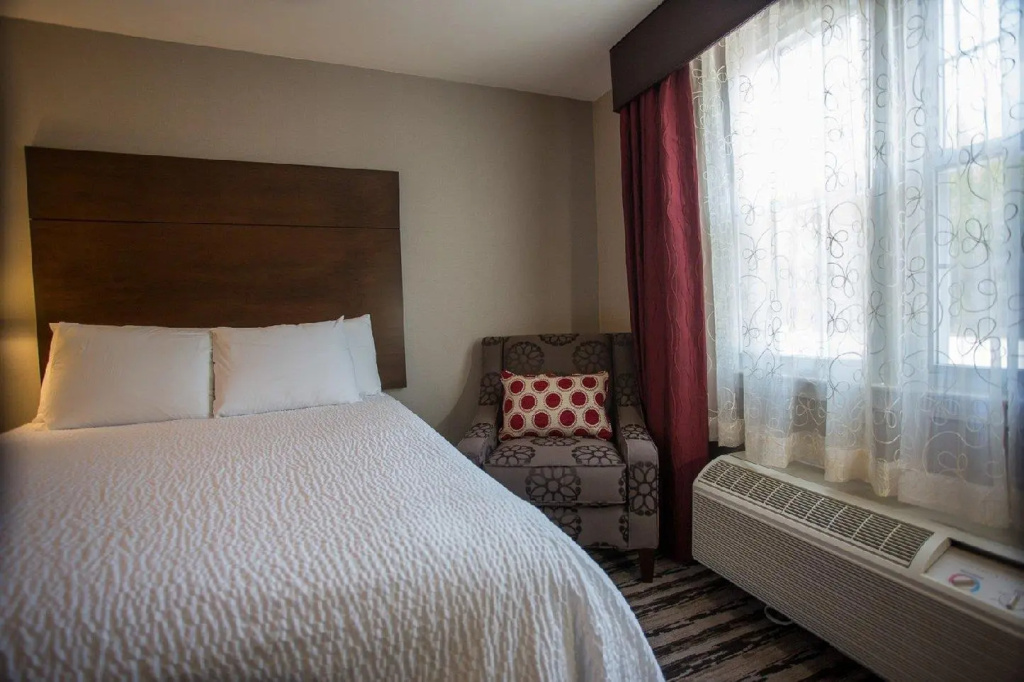 Colonial Hotel