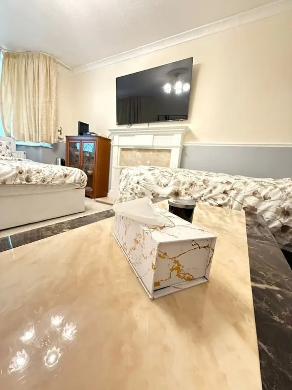 The RS Inn Cozy Homestay Premium Private Rooms Near Birmingham International Train Station, Airport, NEC For Company, Contractor and Leisure Stays - HS2, JLR Large Onsite Secure Parking