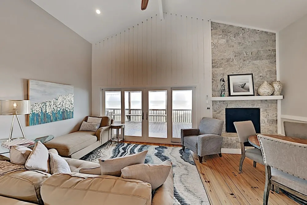 Coastal Winds: Beachfront Beauty - Steps To Sand 3 Bedroom Home