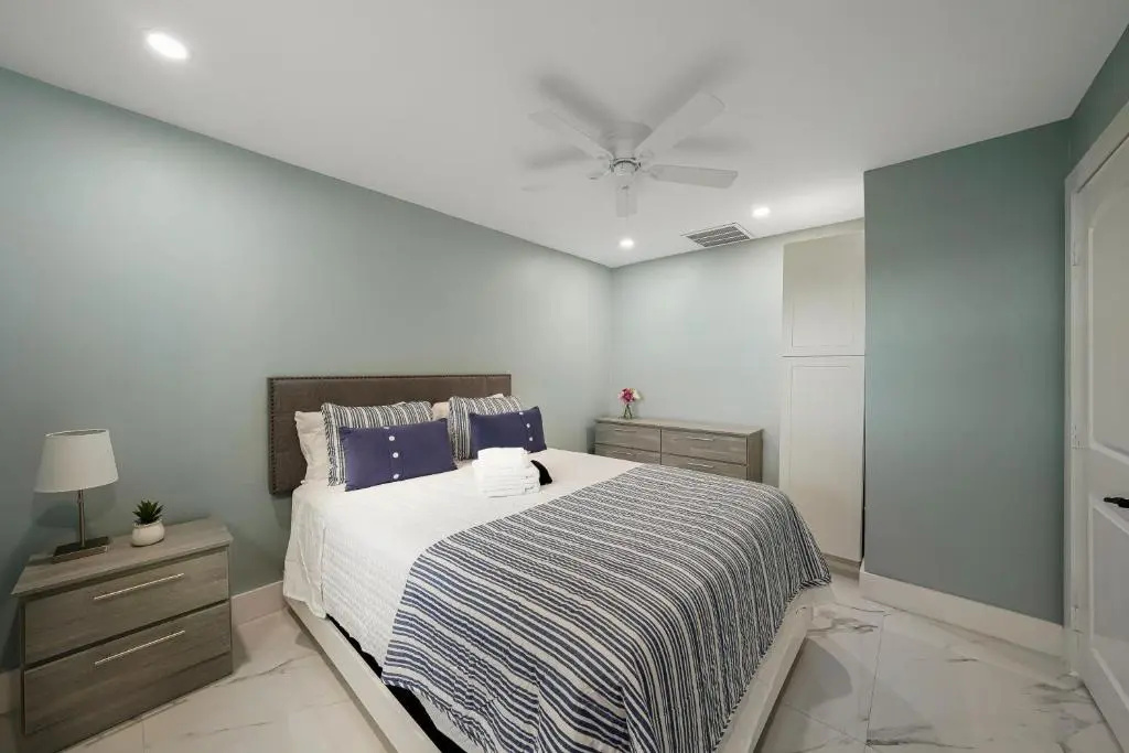 Cheerful 2 Bedroom Lakehouse Home Woffice Space
