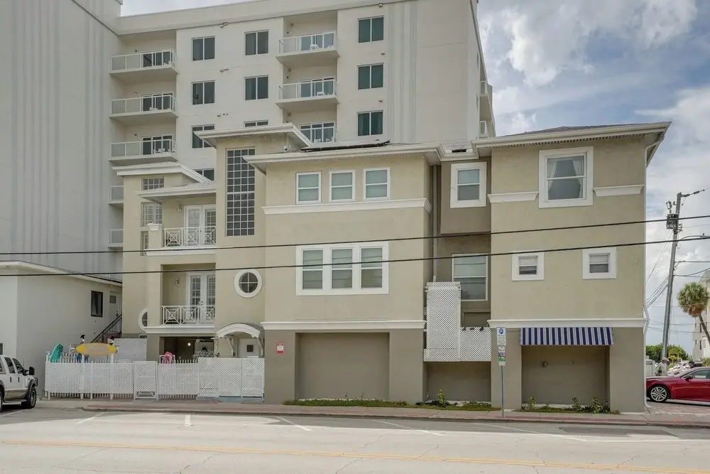 Coastal 'sea Side' Townhome - Walk to Beach!