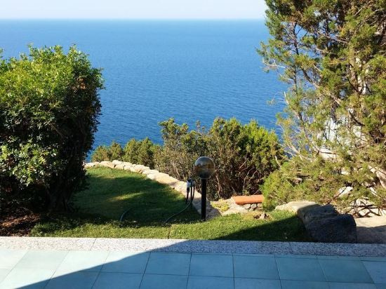 Villa Patty with infinity pool in front of the sea, parking and wifi