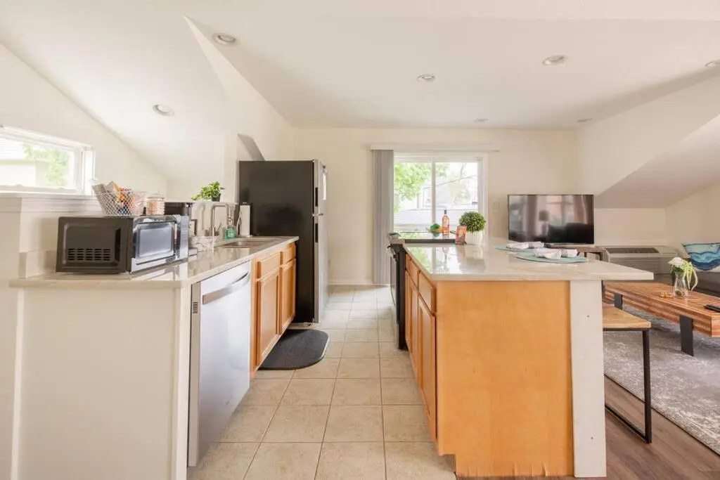 *Cozy Studio Carriage House- Minutes from Downtown