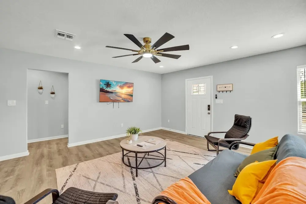 Spacious & Homey 4br/3ba W/amenities Near Downtown